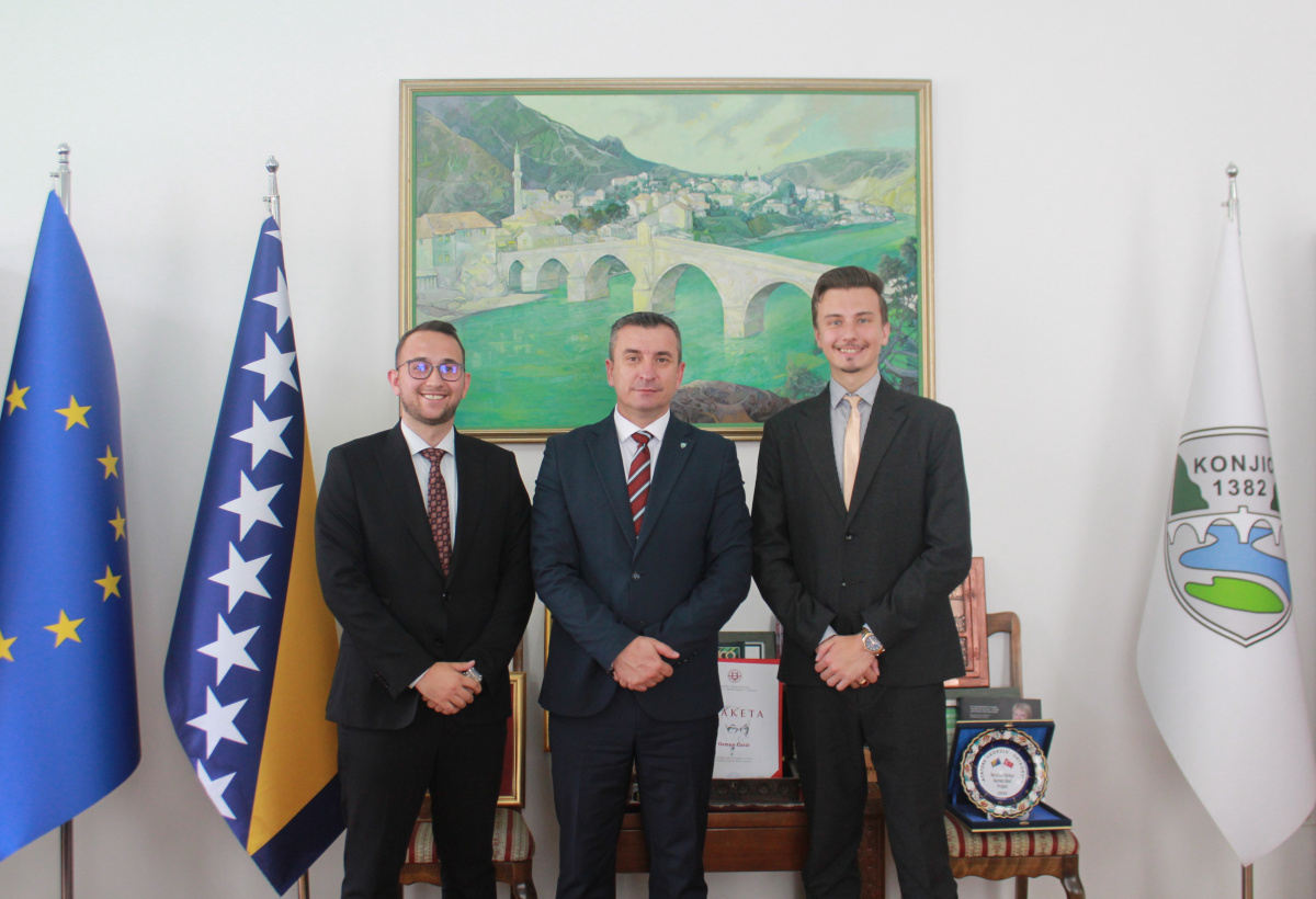 Predstavnici Unije studenata Univerziteta “Džemal Bijedić„ Mostar gradonačelniku Konjica Osmanu Ćatiću uručili priznanje „Prijatelj studenata“ 