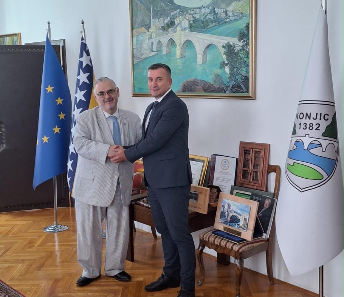 Vršilac dužnosti visokog predstavnika u Bosni i Hercegovini Louis Crishock tokom posjete Hercegovačko-neretvanskom kantonu u Konjicu se sastao sa gradonačelnikom Osmanom Ćatićem sa kojim je razgovarao o aktuelnim projektima u ovoj lokalnog zajednici