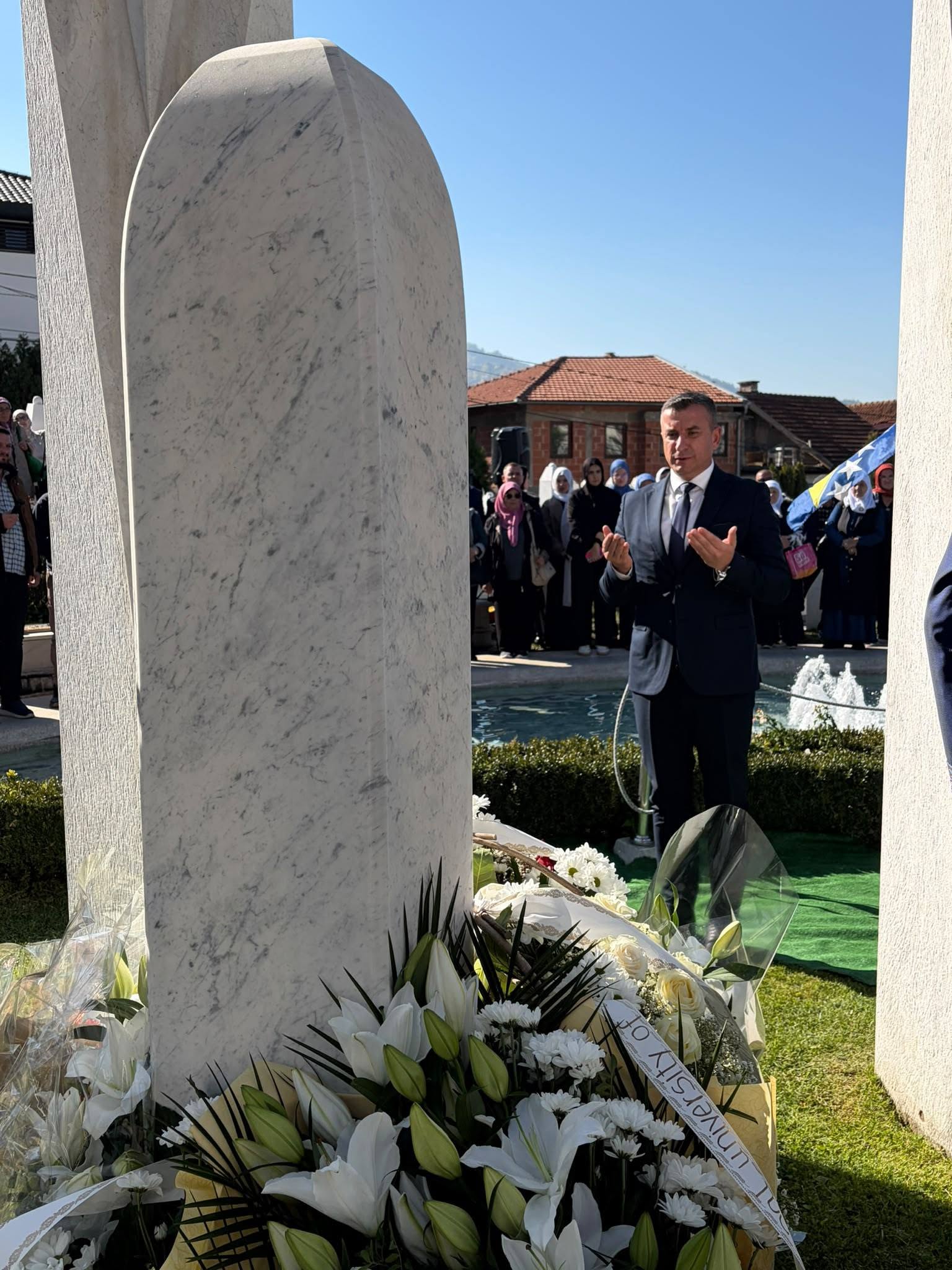Gradonačelnik Konjica Osman Ćatić prisustvovao obilježavanju 23.godišnjice smrti prvog predsjednika Predsjedništva Republike Bosne i Hercegovine Alije Izetbegovića - učenjem fatihe i polaganjem cvijeća odao dužnju pažnju 