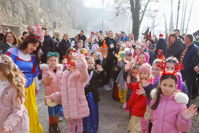 U susret Danu dječije radosti, praznicima i školskom raspustu predprogramom pod nazivom “Karneval dječijih osmijeha” u Konjicu počela manifestacija “Zimski grad&quot;