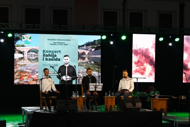 Hafiz Ahmed Alili održao prvi samostalni koncert na Danima dijaspore “Konjic u srcu BiH”, koji su održavaju u sklopu Konjičkog kulturnog ljeta. Svojom autorskom kasidom i nastupom ugrijao srca posjetilaca