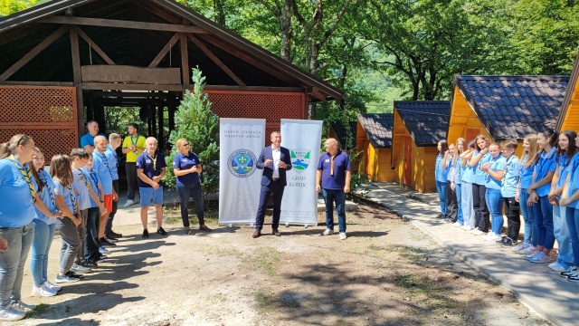 Danas na svečan način zvanično otvoreni novoizgrađeni i obnovljeni objekti u  izviđačkom kampu Odreda izviđača “Neretva” Konjic na Boračkom jezeru, čime su  stvoreni kvalitetni uslovi za boravak izviđača i gostiju