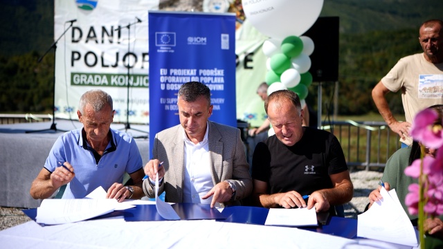 Gradonačelnik Konjica Osman Ćatić na „Danima poljoprivrede grada Konjica“ potpisao ugovore sa poljoprivrednim proizvođačima koji su odabrani kao korisnici EU projekta za podršku oporavku od poplava u BiH