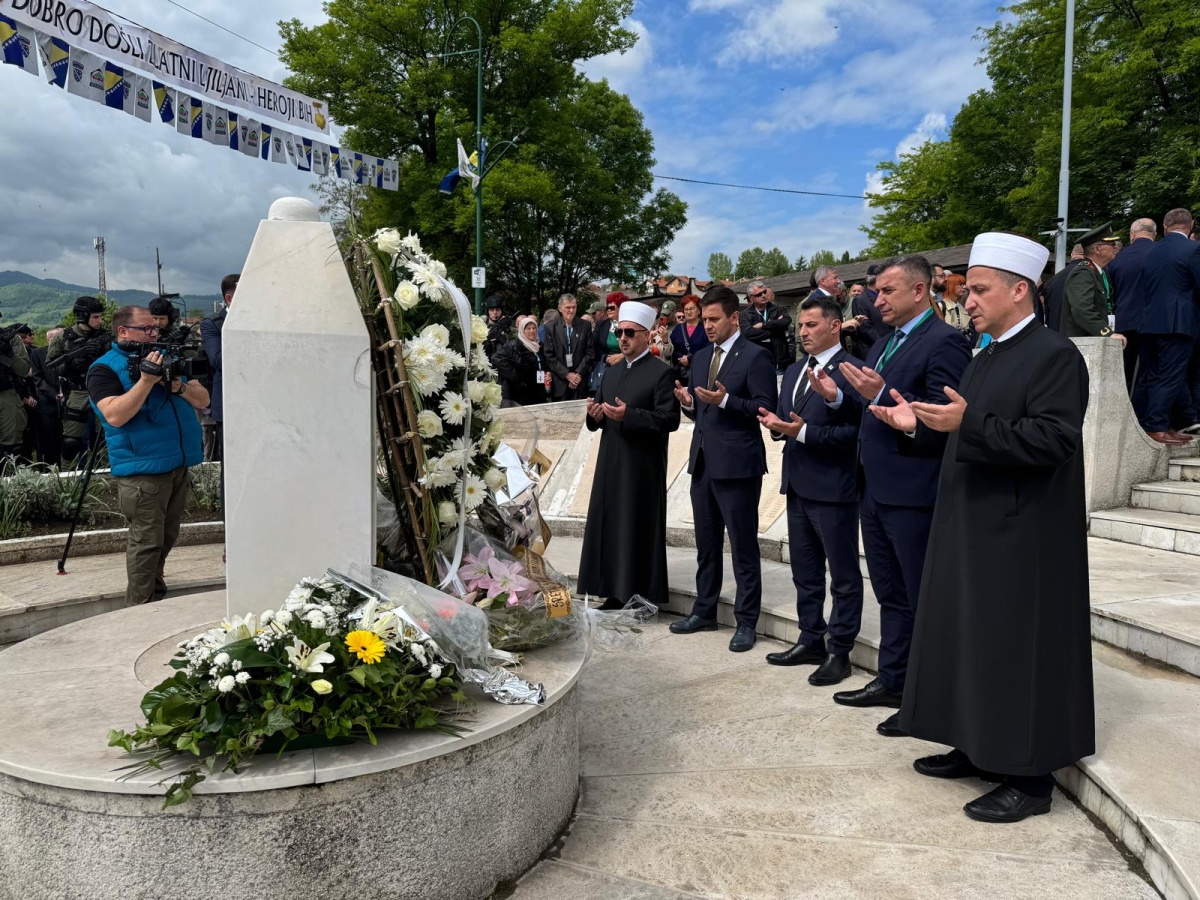 Gradonačelnik Konjica Osman Ćatić danas u Kaknju na 27.susretima najvećih ratnih priznanja “Zlatni ljiljan” i Zlatna policijska značka”upuitio čestitku dobitnicima i članovima porodica poginulih i umrlih dobitnika priznanja