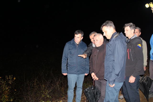 Premijer Fadil  Novalić i v.d direktor Federalne uprave CZ Enes Memić sa načelnikom Osmanom Ćatićem večeras obišli područje općine Konjic pogođeno obilnim padavinama