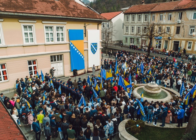 Svečanim defileom ulicama grada, programom pod nazivom „ Pozdrav zastavi naše domovine“ i programom učenika osnovnih i srednjih škola u Konjicu obilježen Dan nezavisnosti Bosne i Hercegovine i Dan oslobođenja Konjica od fašizma