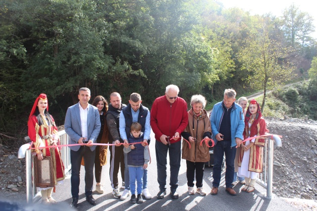 Potpisivanjem ugovora o poklonu i simboličnim presjecanjem vrpce otvoren novoizgrađeni Lukšijski most