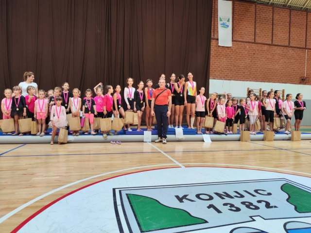 U povodu Dana grada Konjica Gimnastički klub “Zvjezdice”organizovao “Zvjezdice kup” na kojem je nastupilo 60 takmičara