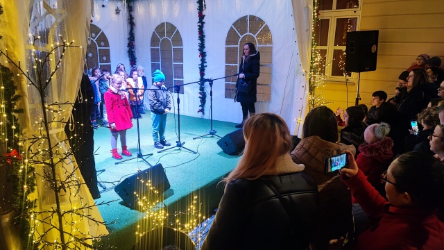 Program ”Snjegoviću” Dječijeg vrtića “Happy kids” u sklopu manifestacije “Zimski grad Konjic” obradovao mališane i odrasle