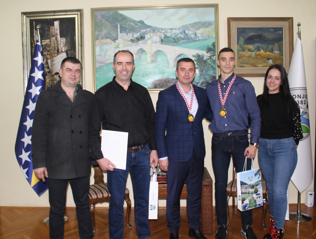 Prijem i nagrada za bh.reprezentativca i člana Karate Kluba Bošnjak Omara Halilovića za osvojene dvije zlatne medalje na Balkanskom šampionatu , u pojedinačnoj i ekipnoj konkurenciji