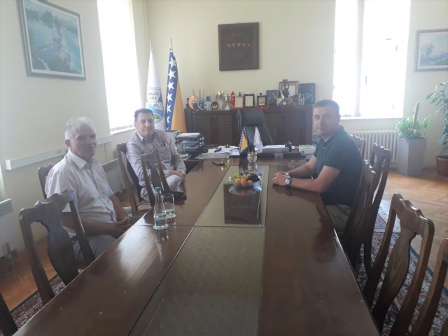 Jasenko Tufekčić, delegat u Domu naroda BiH i potpredsjednik Skupštine Kantona 10 i Hikmet Hodžić ministar graditeljstva, obnove, prostornog uređenja i zaštite okoliša Kantona 10, danas u posjeti načelniku Općine Konjic Osmanu Ćatiću