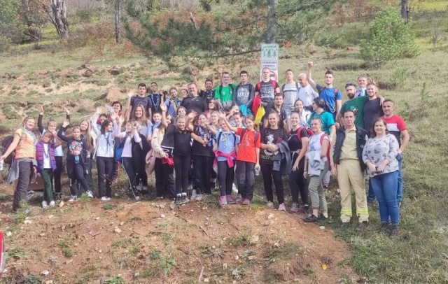 Djeca i mladi Konjica dali svoj doprinos jesenjem pošumljavanju koje provodi preduzeće “Šumarstvo Prenj” Konjic uz podršku Grada Konjica - danas zasađeno 1500 sadnica crnog bora na opožarenom području