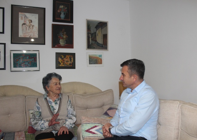 Gradonačelnik Konjica Osman Ćatić u povodu Dana penzionera posjetio 88.godišnju učiteljicu u penziji Fikretu Gačanin - Penzionerski dani su ljepši kada znate da vas neko poštuje i voli