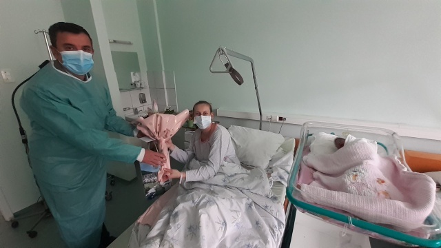 Načelnik Ćatić danas posjetio i darovao prvu bebu rođenu u 2021.g.