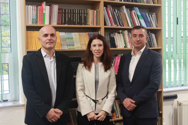 Uz pomoć Ministarstva vanjskih i europskih poslova Republike Slovenije,Caritasa Slovenije i podršku Caritasa BiH i Grada Konjica Osnovna škola Seonica nakon poplava dobila uređeno dvoriše i obnovljenu školsku biblioteku