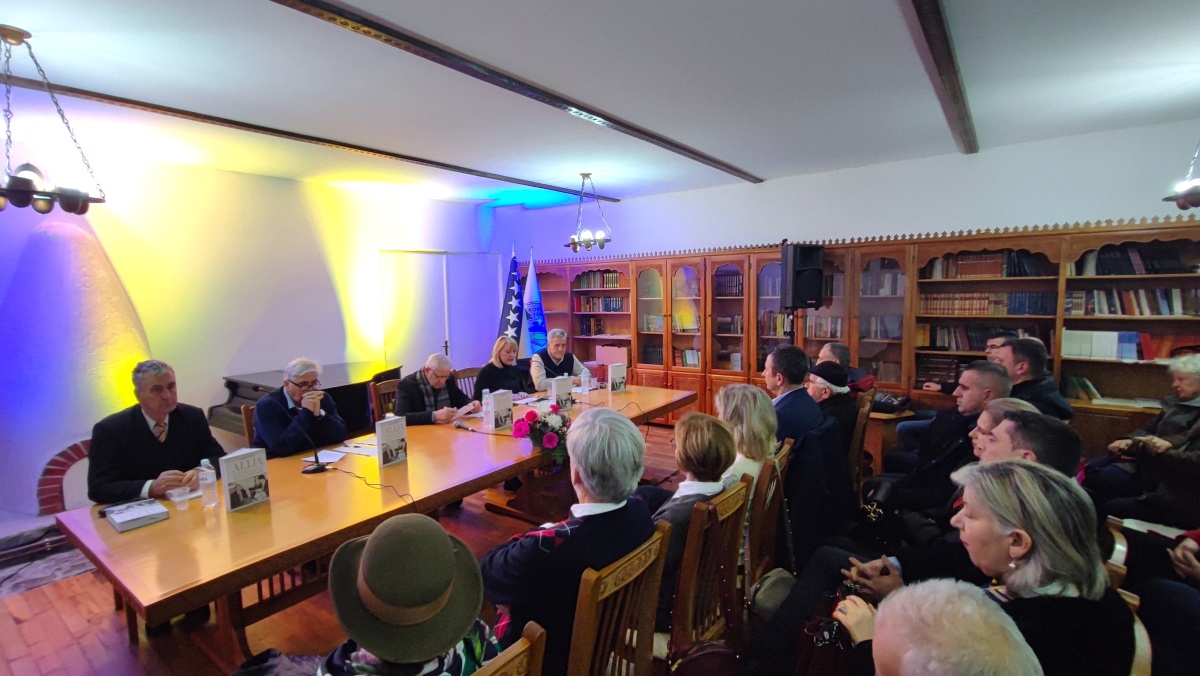 U povodu Dana nezavisnosti Bosne i Hercegovine i Dana oslobođenja Konjica od fašizma u Konjicu promovisana knjiga Konjičanina Šefke Hodžića “Alija Izetbegović zvanično i nezvanično”
