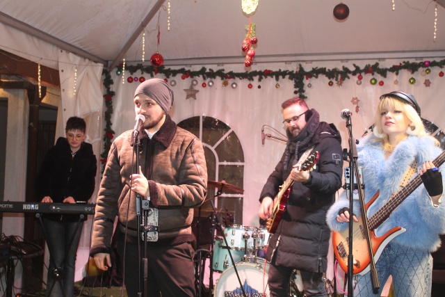 Zimski grad Konjic - Konjičani uživali u koncertu  pop-rock benda &bdquo;Stakleni grad&ldquo;