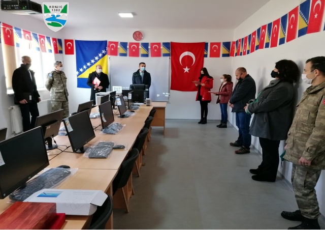 UČENICI PODRUČNE ŠKOLE GORANI ZAHVALJUJUĆI TURSKOJ VOJNOJ MISIJI U  BIH DOBILI NOVI KABINET INFORMATIKE
