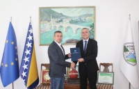 Ministar saobraćaja i veza HNK Ivo Bevanda i gradonačelnik Konjica Osman Ćatić potpisali ugovor o implementaciji projekata za sanaciju lokalnih cesta na području Konjica, koje su o&scaron;tećene i uni&scaron;tene tokom bujičnih poplava