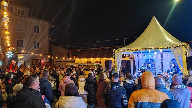 Koncert Dade Macića pod nazivom “MADE IN KONJIC” privukao veliki broj posjetilaca, među kojima je fudbaler Smail Prevljak, koji zimske praznike provodi u rodnom Konjicu