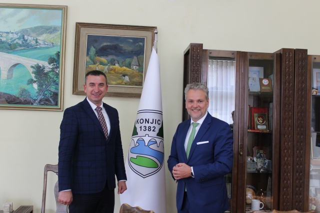 Šef Delegacije EU i specijalni predstavnik EU u Bosni i Hercegovini, ambasador Johann Sattler danas posjetio Konjic, gdje ga je ugostio načelnik Općine Konjic Osman Ćatić