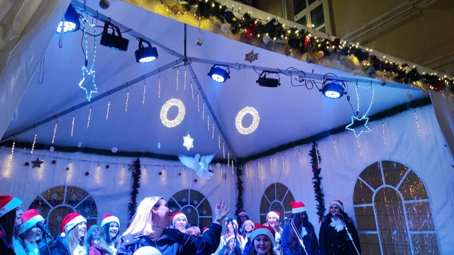 Konjički osnovci u sklopu manifestacije „Zimski grad“u utorak uvečer izveli program „Snježna čarolija“