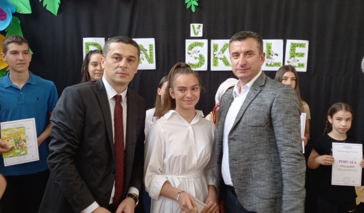 Prigodnom svečanošću Osnovna škola Čelebići danas obilježila Dan škole, gradonačelnik Ćatić uručio nagradu učenici generacije Dalili Salihović