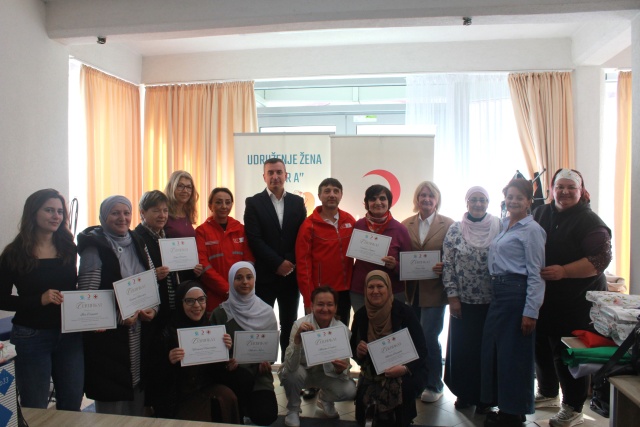 Gradonačelnik Konjica Osman Ćatić i šef delegacije Crvenog polumjeseca Turkiye u BiH Suat Sokollu svečano uručili certifikate i šivaće mašine polaznicama škole šivanja u sklopu projekta „Ekonomsko osnaživanje žena kroz školu šivenja” Udruženja žena “