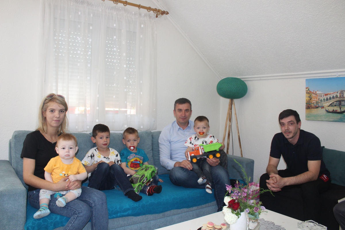 U susret Danu porodice gradonačelnik Ćatić posjetio šestočlanu porodicu Vrtić, koja je u prošloj godini dobila četvrto dijete