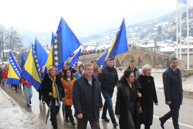 Mladi Konjica kroz dokumentarni film &quot;Referendum 92.&quot; autorice Arijane Saračević – Helać učili o značaju obilježavanja 1.marta Dana nezavisnosti Bosne i Hercegovine, a defileom gradskim ulicama pokazali koliko vole domovinu