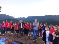 Koncertom pod nazivom “Za tvojih šestočetrdesetdvije” koji je priređen u Parku Vrtaljica, članovi kulturnih udruženja i muzičari iz Konjica poželjeli sretan Dan grada Konjica