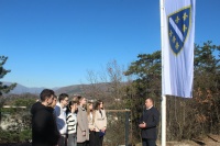 Učenici generacije osnovnih i srednjih &scaron;kola grada Konjica svečano podigli prvu zastavu međunarodno priznate države Bosne i Hercegovine na brdu Vrtaljica, čime su u Konjicu danas počele aktivnosti obilježavanja Dana nezavisnosti BiH i Dana oslobođenj