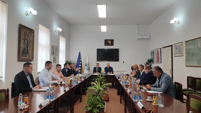 S ciljem prikupljanja relevantnih informacija i sagledavanja stanja na terenu nakon poplava, članovi Odbora za istrage i praćenje aktivnosti u vezi sa sanacijom šteta prouzrokovanih poplavama Parlamenta Federacije jučer posjetili Konjic