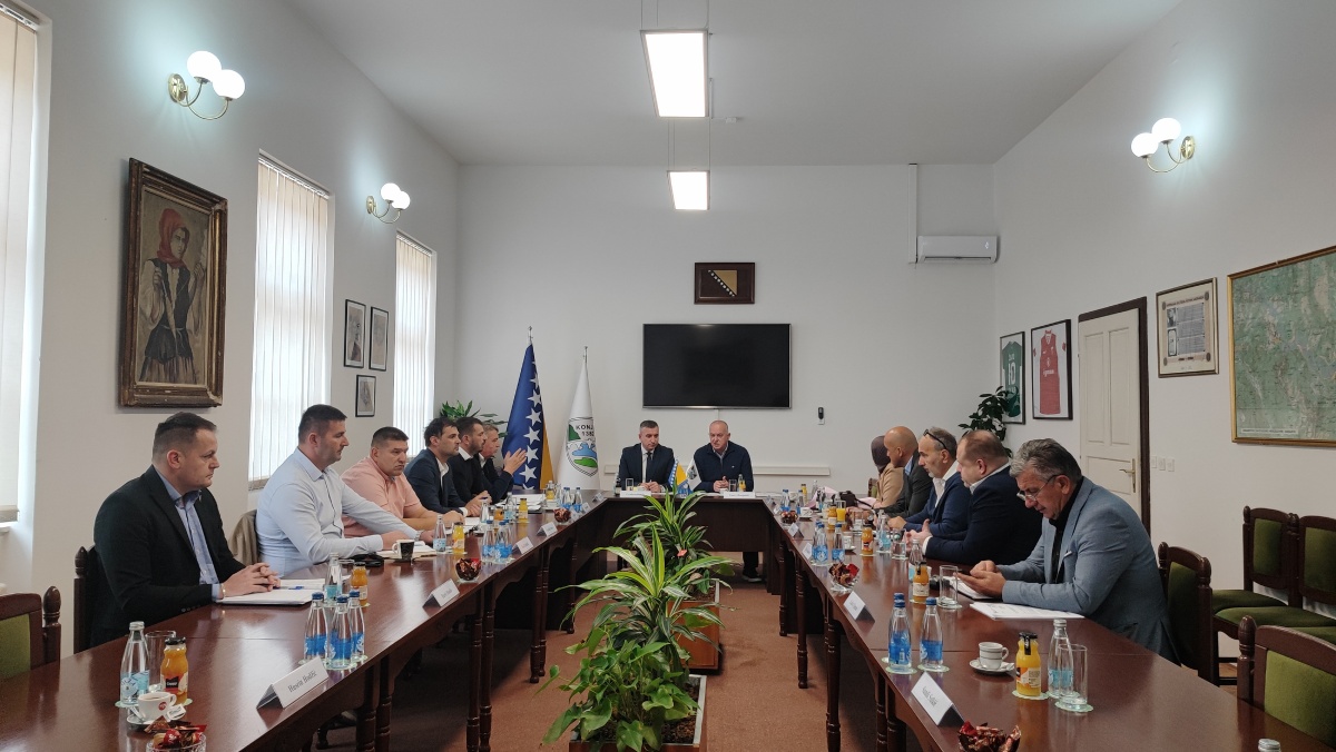 S ciljem prikupljanja relevantnih informacija i sagledavanja stanja na terenu nakon poplava, članovi Odbora za istrage i praćenje aktivnosti u vezi sa sanacijom šteta prouzrokovanih poplavama Parlamenta Federacije jučer posjetili Konjic