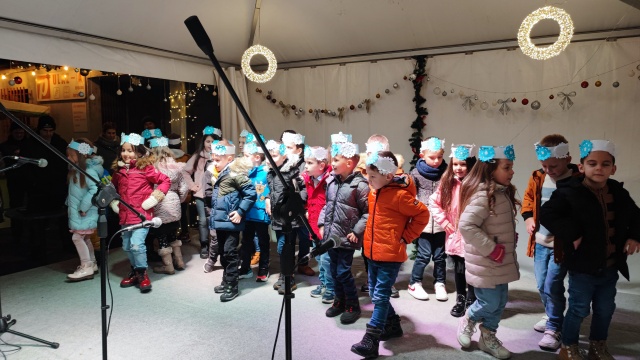 Mališani Dječijeg vrtića “Happy kids” večeras su, šaljući poruku prijateljstva, priredili zabavu za posjetioce manifestacije “Zimski grad Konjic”