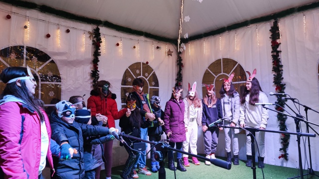 Mladi glumci Amaterskog pozorišta Neretva Konjic na manifestaciji “Zimski grad” u okviru programa nazvanog “Zimska bajka” izveli četiri igrokaza