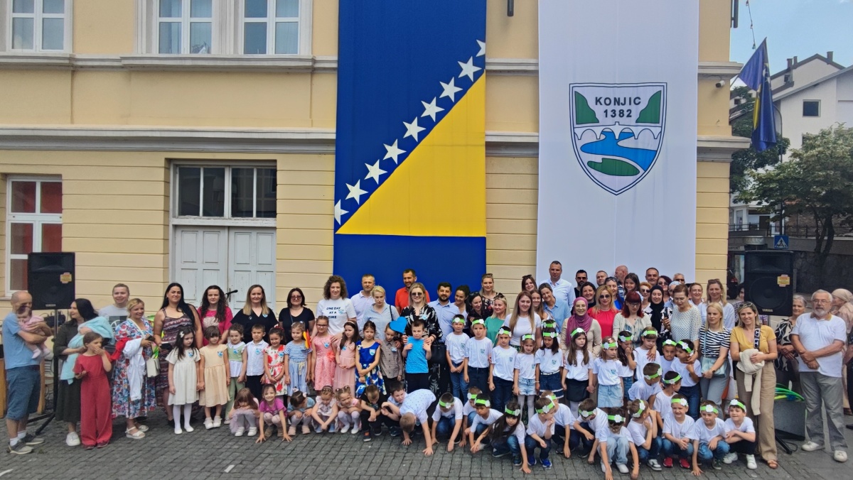 Polaznici konjičkih vrtića danas pjesmom i plesom kroz program pod nazivom “Gradu s ljubavlju” sugrađanima i gradu čestitali Dan grada Konjica