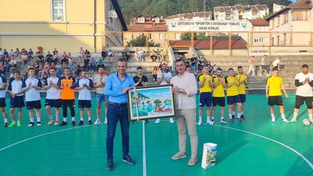 Zajedničkim izvođenjem početnog udarca fudbalera Mirsada Ramića i Stefana Denkovića, nakon što je znak za početak utakmice dao sudija Irfan Peljto, večeras u Konjicu počeo malonogometni turnir “Tri kornera penal”